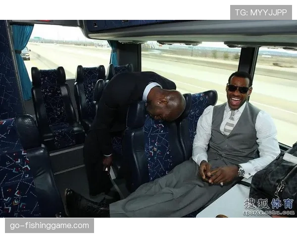 特写：防守助教的赛场瞬间——达拉斯翅膀队助理教练在场边嘶吼指挥轮换