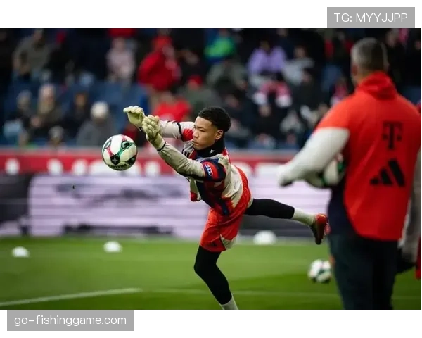 拜仁16岁前锋菲利普-冯陶贝参加一线队训练，展现青训实力